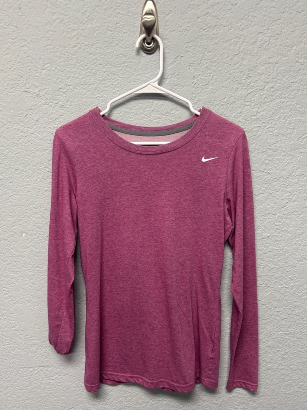 Nike W’s Sz Medium Slim Fit Heathered Plum LS Crew Performance Top, EUC